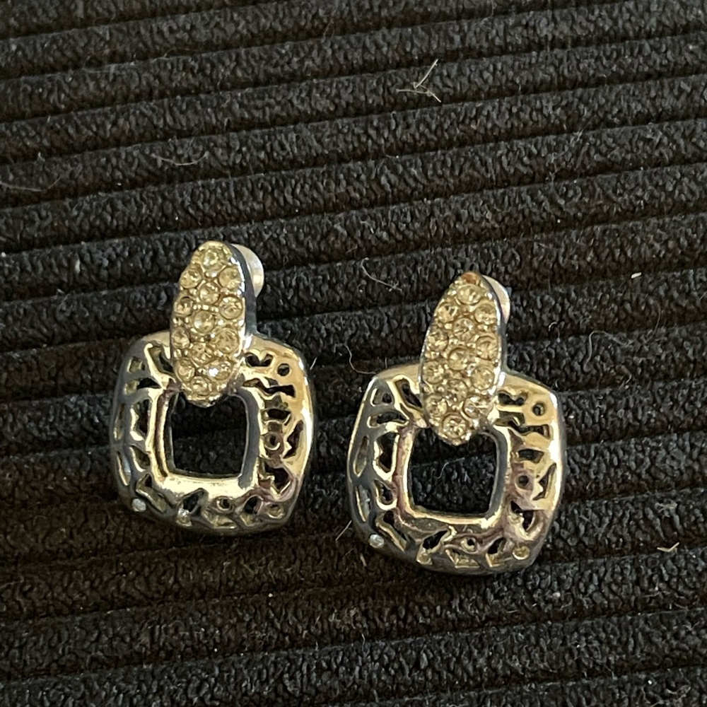 Earrings in silver tone